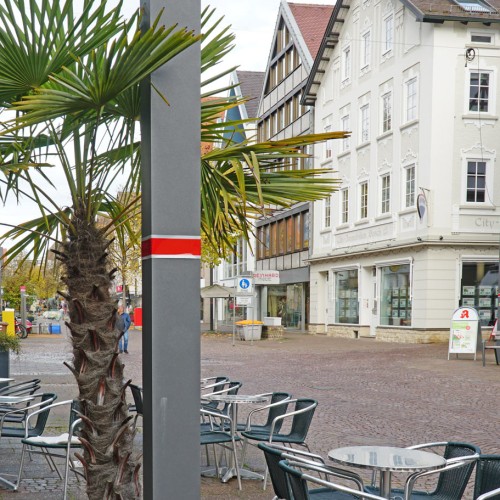 Laternenmasten sind mit rot-weißer Banderole gekennzeichnet. Foto: Stadt Heidenheim