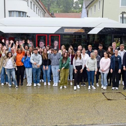 Gruppenfoto vor dem neu beklebten Bus zur Ausbildungskampagne "Aus Liebe zum Job"