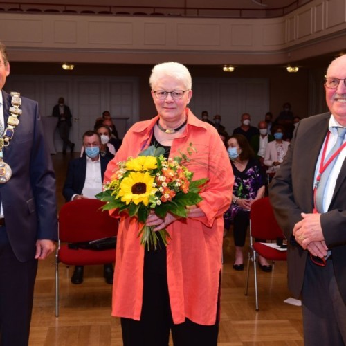 Oberbürgermeister Bernhard Ilg hat Rudi Neidlein den Ehrenring der Stadt Heidenheim verliehen.