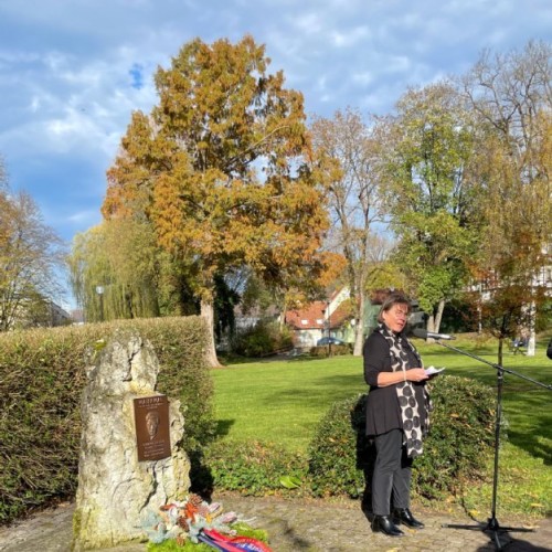 Bürgermeisterin Maiwald an der Georg-Elser-Gedenktafel