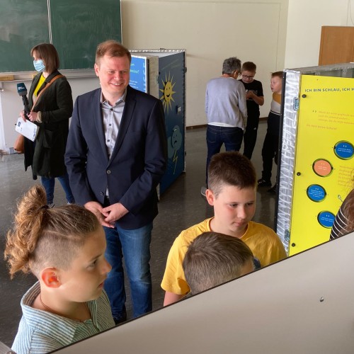 Oberbürgermeister Michael Salomo besuchte zum Start des Projekts in Heidenheim am Schulverbund Heckental den Parcours und beobachtete, wie Schülerinnen und Schüler sich damit auseinandersetzen.