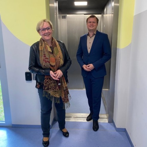 OB Michael Salomo und MPG-Schulleiterin Annemarie Mayr-Kälble vor dem neuen Aufzug im Gymnasium