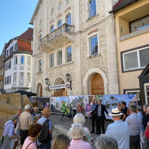 Bürgerspaziergang in Heidenheim. Oberbürgermeister Michael Salomo steht vor dem Elmar-Doch-Haus. Foto: Stadt Heidenheim