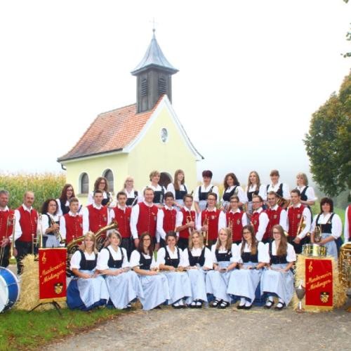 Musizierende des Musikverein Frohsinn Mödingen vor einer Kirche