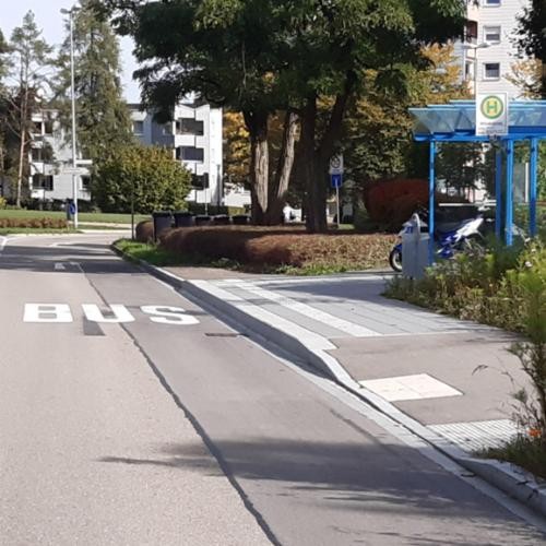 Die Stadt Heidenheim hat in den vergangenen Jahren zahlreiche Bushaltestellen barrierefrei ausgebaut, wie beispielsweise die Haltestelle Mittelrainstraße Süd. Foto: Stadt Heidenheim