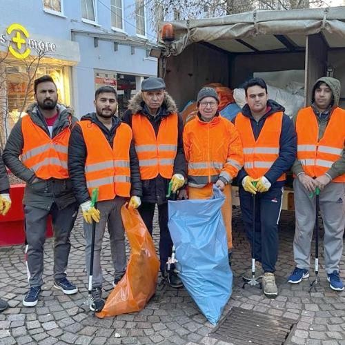 Von 6 bis 11 Uhr halfen Mitglieder der Organisation Ahmadiyya den Städtischen Betrieben beim Aufräumen. Foto: privat