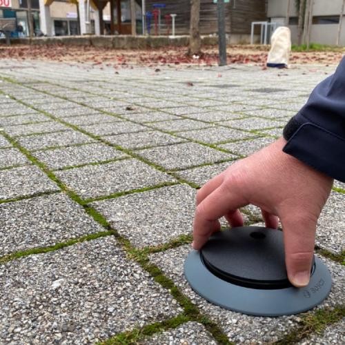 Ein Sensor wird auf einem Parkplatz in der Innenstadt Heidenheims installiert. Foto: Stadt Heidenheim