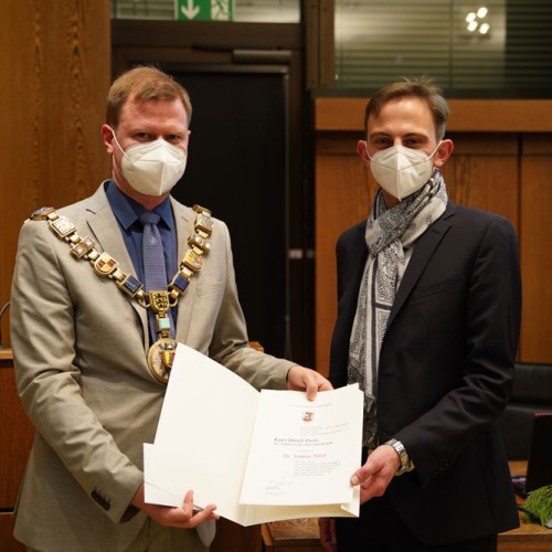 Oberbürgermeister Michael Salomo überreicht den Kurt-Bittel-Preis der Stadt Heidenheim an Dr. Simon Trixl. Foto: Stadt Heidenheim