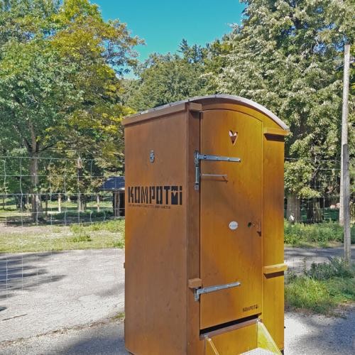 Die Kompost-Toilette steht vorerst bis Ende des Jahres im Wildpark Heidenheim. Foto: Stadt Heidenheim
