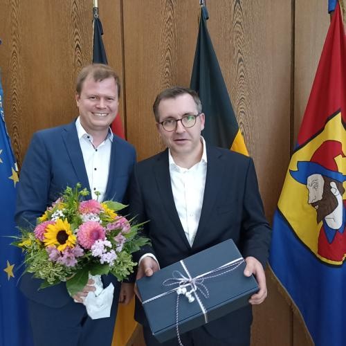 Oberbürgermeister Michael Salomo (links) verabschiedete bei der Gemeinderatssitzung am 28. September Stadtrat Dr, Florian Hofmann. Foto: Stadt Heidenheim