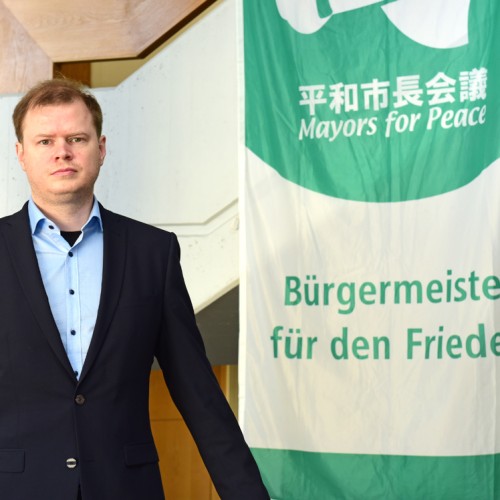 Vor dem Heidenheimer Rathaus wurde heute die Flagge „Bürgermeister für den Frieden“ gehisst.