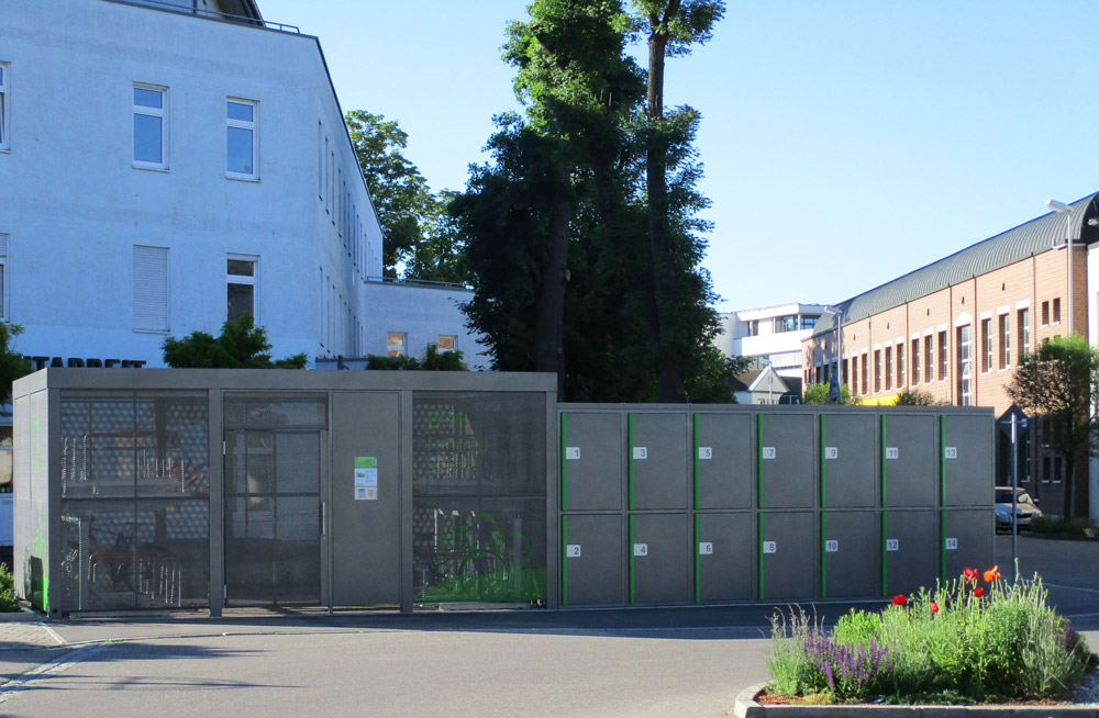 Fahrradabstellanlage: Sammelgarage (links), Boxen (rechts)