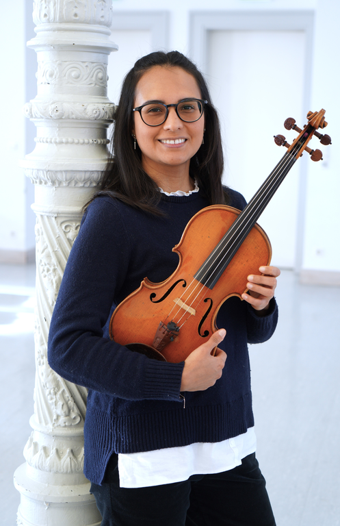 Aida Perez Luquerna mit Streichinstrument